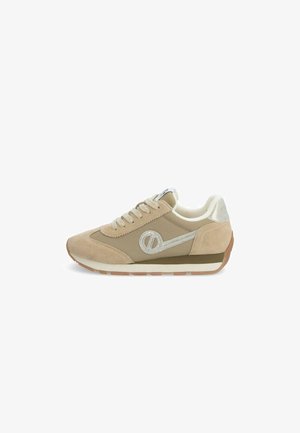 Baskets de sport beige avec une tige en daim, des détails texturés et un intérieur doux. Les lacets blancs et la semelle en caoutchouc complètent le design.