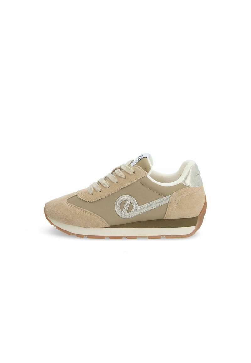 Beige sportieve schoen met een nubuck bovenwerk, textuurdetails en een zachte binnenvoering. Witte veters en een rubberen zool maken het ontwerp af.