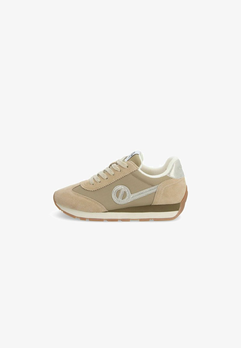 Baskets de sport beige avec une tige en daim, des détails texturés et un intérieur doux. Les lacets blancs et la semelle en caoutchouc complètent le design.
