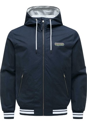 Marineblå hættetrøje med hvide snore, lynlås foran, lynlåslommer i siderne, stribede manchetter og Ragwear-logo på brystet.