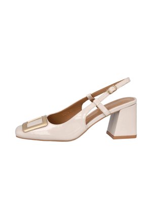 Zapato slingback de charol beige con tacón ancho y gran hebilla cuadrada dorada en la punta.
