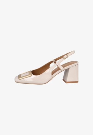 Zapato slingback de charol beige con tacón ancho y gran hebilla cuadrada dorada en la punta.