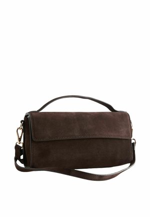 Donkerbruine suède rechthoekige handtas met bovenste handvat en afneembare schouderriem, gouden metalen sluitingen en flapsluiting.