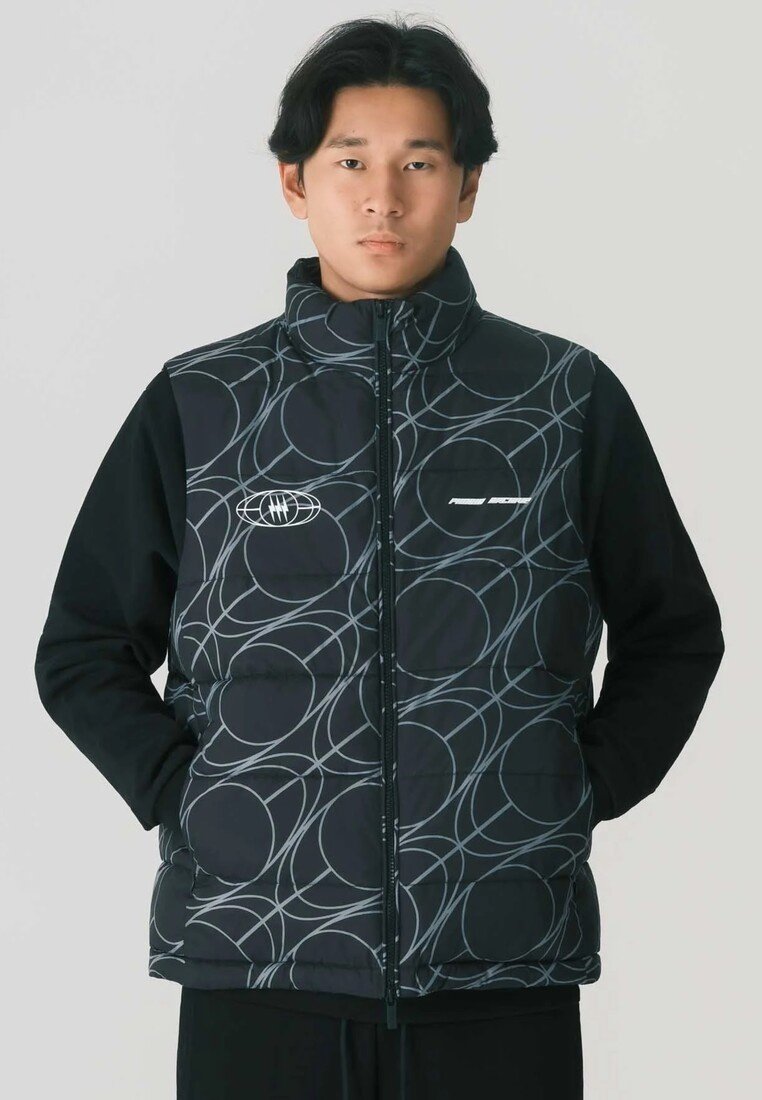 Gilet imbottito nero con motivo circolare grigio, colletto alto, chiusura zip e maniche nere. Presenta il logo sul lato sinistro del petto.