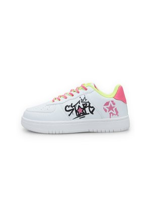 Sneaker bianca con accenti rosa e verde neon. Presenta una superficie in pelle liscia, un design decorativo in stile graffiti nero e una suola in gomma.