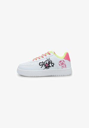 Sneaker bianca con accenti rosa e verde neon. Presenta una superficie in pelle liscia, un design decorativo in stile graffiti nero e una suola in gomma.
