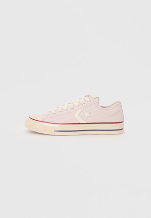 Niedrige hellrosa Canvas-Sneaker mit weißem Stern-Logo, Schnürverschluss sowie roten und blauen Streifen auf der weißen Gummisohle.