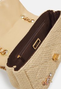 Borsa in paglia intrecciata con interno in pelle beige, dettagli in metallo dorato e tasca con zip; presenta un motivo testurizzato.