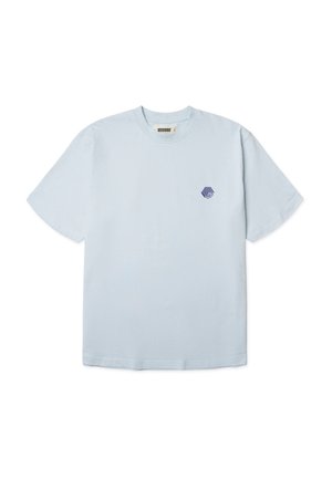 Lyseblå T-shirt med korte ærmer og rund hals, med et lille geometrisk navy logo på venstre bryst.