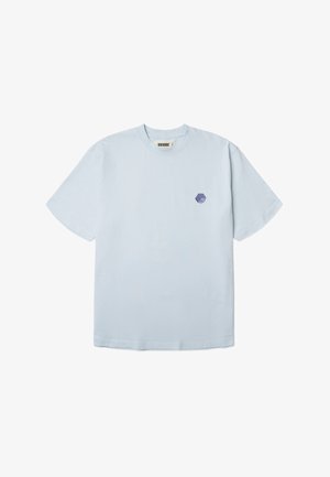 Lyseblå T-shirt med korte ærmer og rund hals, med et lille geometrisk navy logo på venstre bryst.