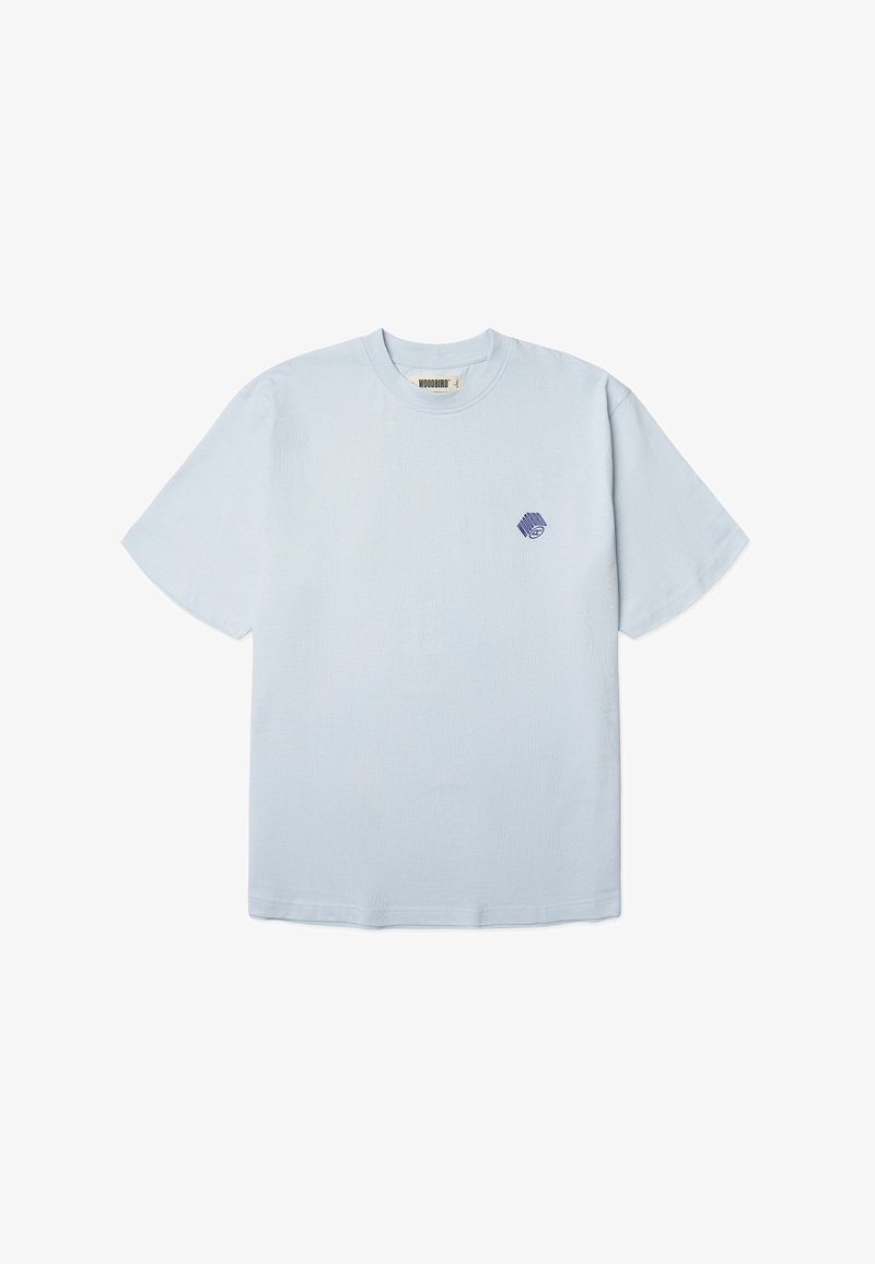 Ανοιχτό μπλε κοντομάνικο T-shirt με στρογγυλή λαιμόκοψη και μικρό ναυτικό γεωμετρικό λογότυπο στο αριστερό στήθος.