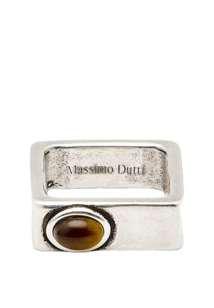 Anello rettangolare in argento con una pietra di occhio di tigre marrone lucida. Presenta un interno texturizzato e una marca incisa all'interno.