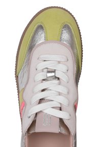 Sneaker multicolore con finitura metallica argento, dettagli rosa pallido, suede giallo limone, lacci bianchi e suola in gomma texturizzata.