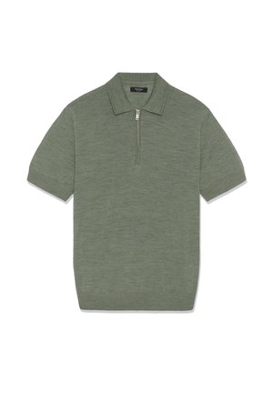 Polo de punto de manga corta en verde oliva con cuello y cierre frontal de media cremallera, presentado plano sobre un fondo blanco.