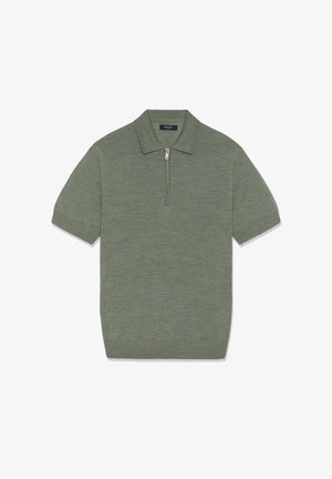 Rövid ujjú, olívazöld kötött galléros pólóing, elöl fél cipzárral, fehér háttéren lefektetve.