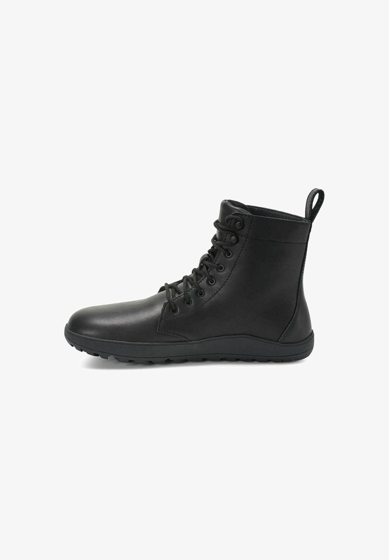Botte de cheville en cuir noir avec un design à lacets, bout rond, texture douce et une lanière à l'arrière. Semelle extérieure en caoutchouc pour une bonne adhérence.