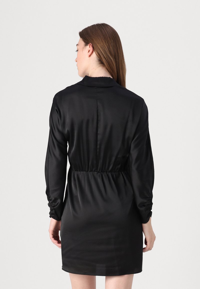 Schwarzes Satin-Kleid mit langen Ärmeln, Kragen und elastischem Taillenbund. Glatte Textur, oberhalb des Knies, und einfaches Design ohne Muster.