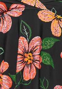 Tela negra con grandes y vibrantes patrones florales en rosa y naranja, acompañados de hojas verdes. El diseño es audaz y texturizado, con acentos detallados.
