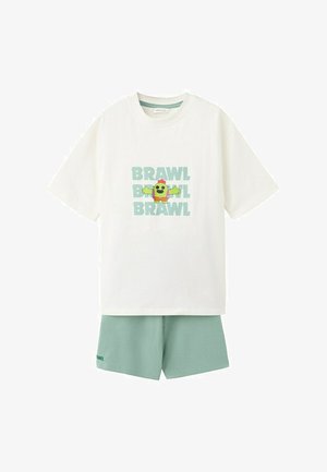Bijela majica kratkih rukava s zelenim natpisom "BRAWL" i kartunskim kaktusom, u kombinaciji s mint zelenim kratkim hlačama.