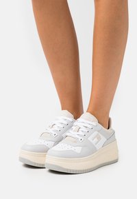 Tommy Jeans BASKET - Joggesko - light cast