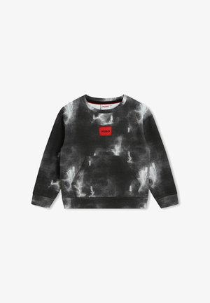 Sort sweatshirt med grå lynlignende print, med et rødt logo-patch i midten, rund hals og en slidser foran.