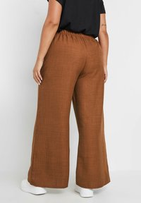 Yours Clothing WIDE  - Tygbyxor - brown