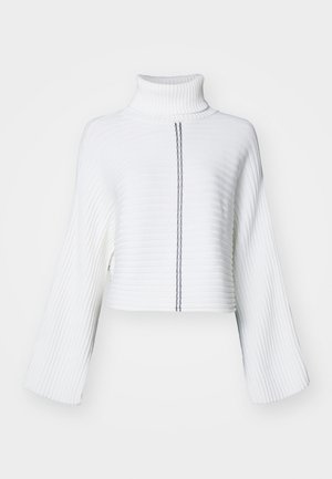 Pulover alb cu guler înalt, cu textură ribbed, design scurt, mâneci largi și detalii cu linii verticale într-o culoare închisă de contrast.