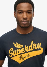 Superdry & Co SCRIPT niebieski