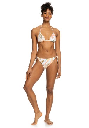 Bikini-set med trekantstopp och sidsnörning, med en vit bas och ett blommönster i mjuka färger, slätt tyg och minimal hårdvara.
