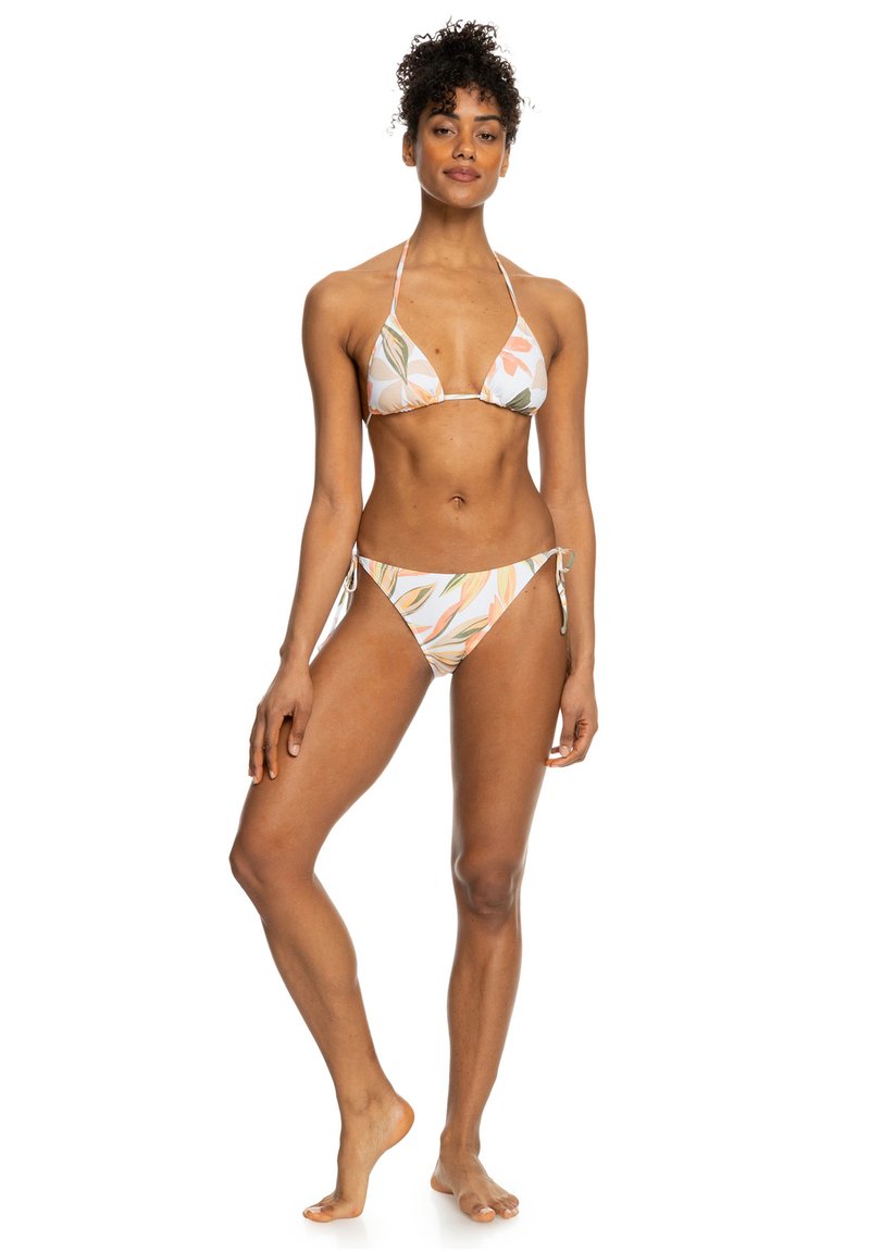 Bikini set s trojuholníkovým vrchom a viazanými spodnými nohavičkami, s bielym základom a kvetinovým vzorom v jemných farbách, hladký materiál a minimálny hardvér.