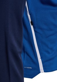 Korte mouwen sporttop in marineblauw en blauw, met ademend materiaal, textuurpatronen, een witte rits en een "BEECOOL" label.