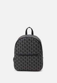 Czarny plecak z białym powtarzalnym wzorem geometrycznym, z przednią kieszenią na zamek i uchwytem do noszenia u góry na gładkim białym tle.