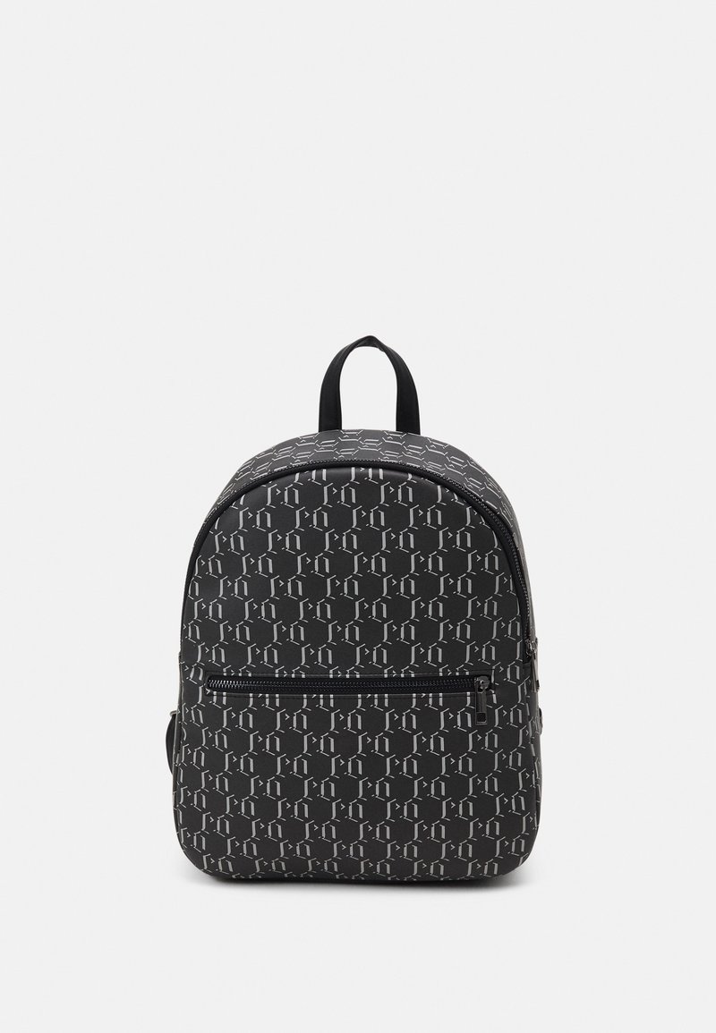 Czarny plecak z białym powtarzalnym wzorem geometrycznym, z przednią kieszenią na zamek i uchwytem do noszenia u góry na gładkim białym tle.