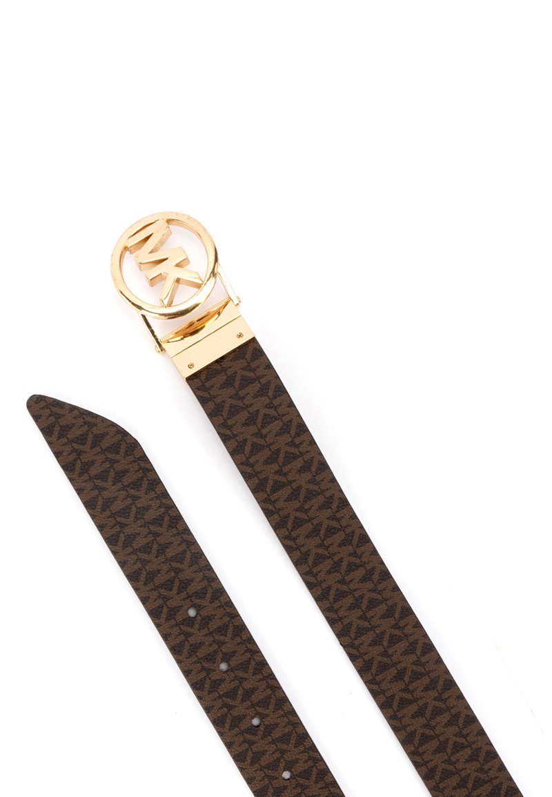 Braun gemustertes Uhrenarmband mit goldfarbenem, rundem Schnallenverschluss, der ein graviertes Logo trägt. Das Armband hat eine glatte Textur und Einstellkerben.