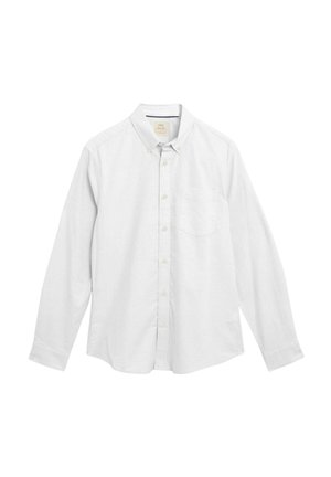 Camisa blanca de manga larga abotonada, hecha de algodón texturizado, con cuello, bolsillo frontal y sutiles detalles de costura.