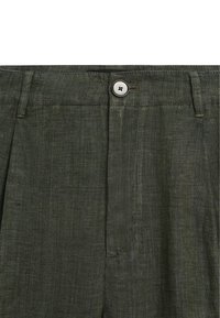 Olivgrüne Leinenhose mit Knopfverschluss, vorderen Taschen und einer weichen, strukturierten Oberfläche. Mit dezenten Nähdetails.