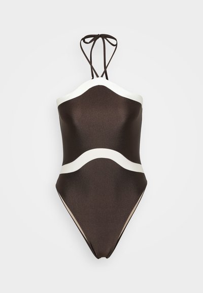 Καφέ ολόσωμο μαγιό με λευκές κυματιστές λεπτομέρειες, ρυθμιζόμενες τιράντες, λεία υφή και ψηλοκομμένα πόδια, διαθέτοντας εφαρμοστή σχεδίαση.