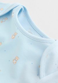 Helehelesinine beebide bodi pehme puuvillaste tekstuuriga, ümar kohon ja trükk karu ja väikeste tähtedega.