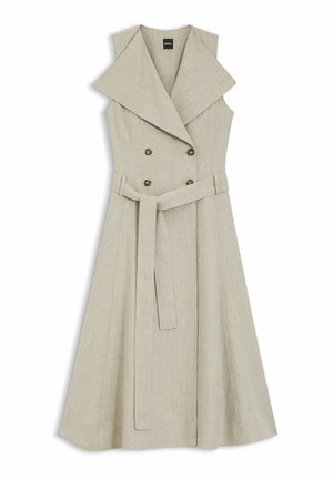 Vestido tipo gabardina sin mangas beige con solapas anchas, botones de doble hilera y un cinturón a juego en la cintura.