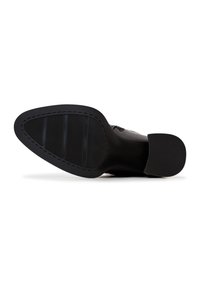 Zwarte lederen schoenzool met een puntige vorm, voorzien van een gestructureerd oppervlak, ribbelpatroon en contrasterende groeven voor grip.