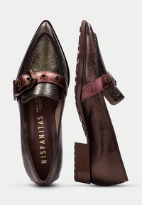 Scarpe con punta affusolata realizzate in pelle marrone testurizzata, caratterizzate da una cintura metallica bordeaux con fibbia e un tacco a blocco medio.
