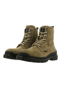 Braune Wildleder-Ankle Boots mit schwarzen Gummisohlen, ausgestattet mit Metallösen, beigen Schnürsenkeln und einem gepolsterten Schaft für zusätzlichen Komfort.