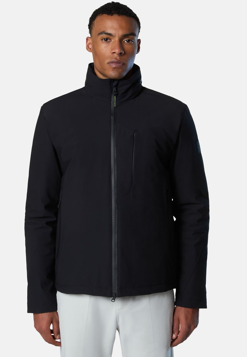 Giacca nera impermeabile con collo alto, zip frontale e tasche laterali. Presenta una lucentezza sottile e un tessuto strutturato. Design compatto.