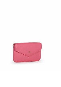 Clutch bag in pelle rosa con texture liscia, chiusura a busta e piccolo logo dorato sul davanti. Chiusura con zip nella parte superiore.