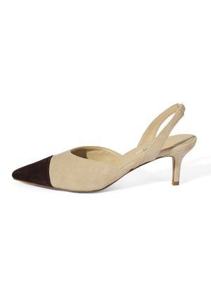 Escarpin à talon kitten slingback en daim beige avec un bout pointu orné d'un cache-capuchon en daim marron foncé et un talon bas et mince.