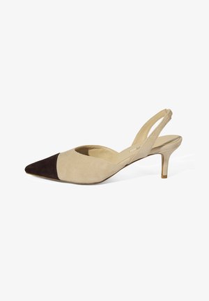 Beige Wildleder-Slingback-Pumps mit kitten heel und spitzer Zehenpartie, ausgestattet mit einer dunkelbraunen Wildlederkappe und niedrigem, schlankem Absatz.