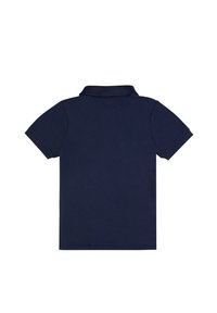 Polo shirt blu navy con colletto, maniche corte e un tessuto di cotone pulito e texturizzato. La vista sul retro mostra elementi di design minimi.