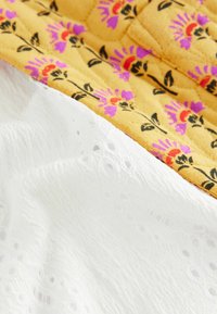 Next REGULAR FIT - LONG SLEEVE SET   - Väst - yellow white