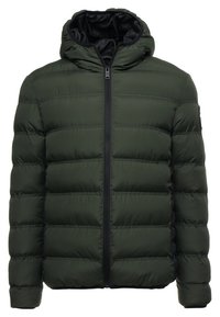 Mörkgrön pufferjacka med huva, med horisontell quiltning, en framficka med dragkedja och en inre svart foder. Inkluderar logotyget på ärmen.