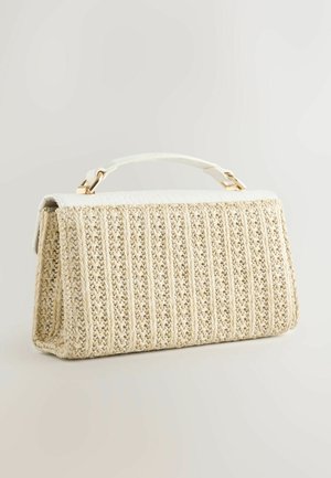 Tkaná krémová taška se strukturovaným tvarem, s bílým texturovaným horním uchem a zlatými kovovými doplňky.